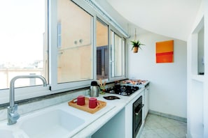 Réfrigérateur, micro-ondes, four, plaque de cuisson