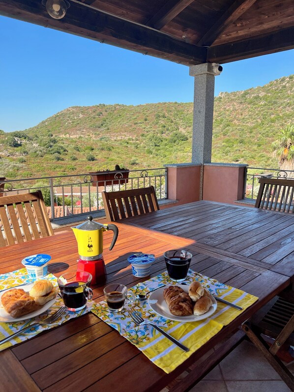 Outdoor dining - Villa Olbia surrounded by greenery.Perfect mix of peace and the sea Sardegna (Osseddu)
