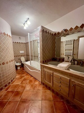 Doccia, asciugacapelli, bidet, asciugamani