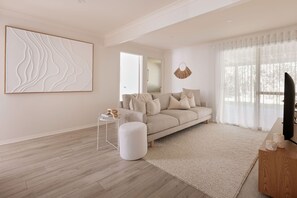 TV, fireplace, books, stereo - Eagle Bay Summerhaus (Eagle Bay)