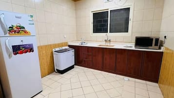 Tủ lạnh, lò vi sóng, bếp nấu, dụng cụ vệ sinh