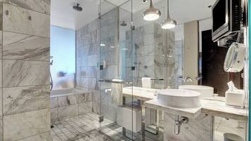 Dusch, bubbelbadkar, hårtork och handdukar