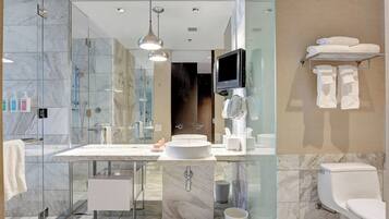 Dusj, boblebad, hårføner og håndklær