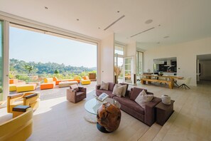 Maison luxueuse, Plusieurs lits, accès à la piscine, vue sur la montagne (Zen Estate) | Aire de séjour | Téléviseur à écran plat de 42 po avec télévision numérique, foyer