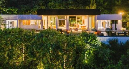 Zen Estate - Luxurious 5BR Beverly Hills Sanctuary With Pool & Canyon Views