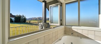 The Alpine Edge - Windwhistle Holiday Home