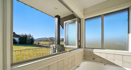 The Alpine Edge - Windwhistle Holiday Home