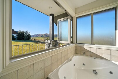 The Alpine Edge - Windwhistle Holiday Home
