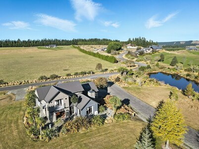 The Alpine Edge - Windwhistle Holiday Home