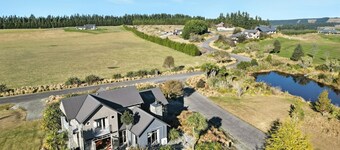 The Alpine Edge - Windwhistle Holiday Home