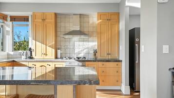 Fridge, microwave, dishwasher, coffee/tea maker