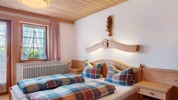 1 slaapkamer, een strijkplank/strijkijzer, wifi, beddengoed