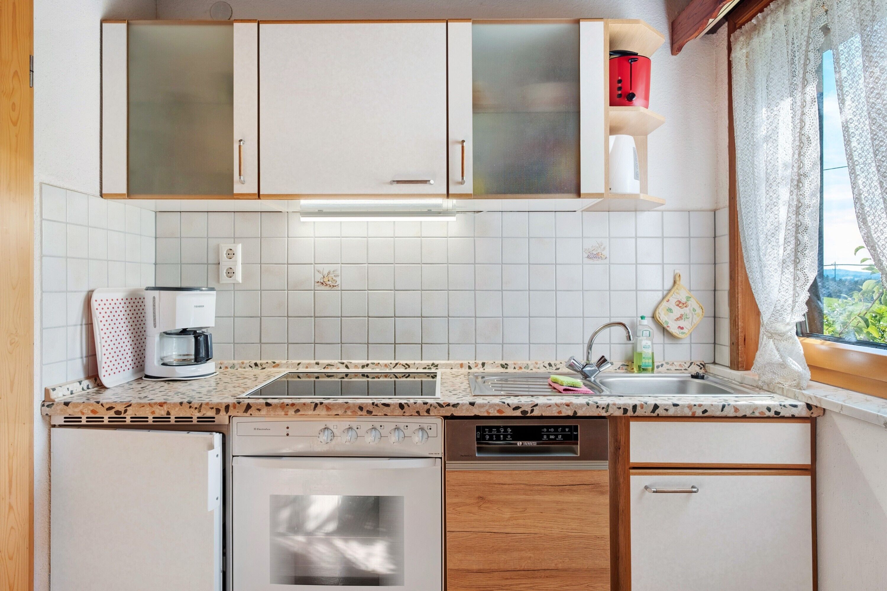 Réfrigérateur, micro-ondes, four, plaque de cuisson