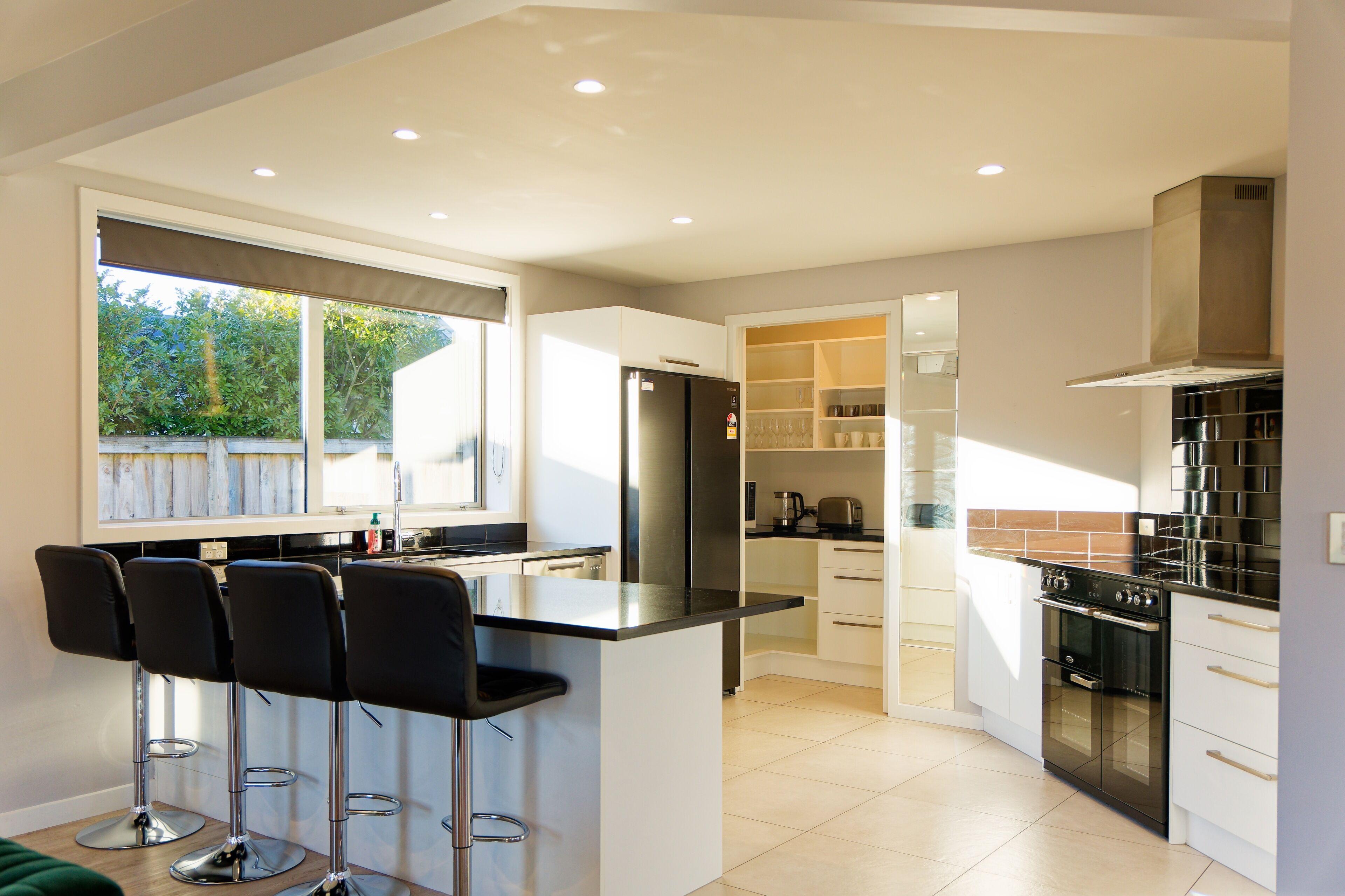 Refrigerador, microondas, lavavajillas y cafetera y tetera 