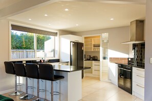 Frigorífico, microondas, lavavajillas y cafetera o tetera