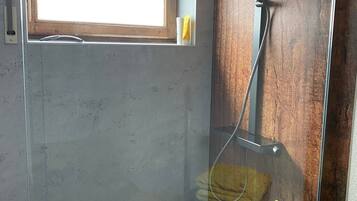 Regadera, secadora de cabello, toallas