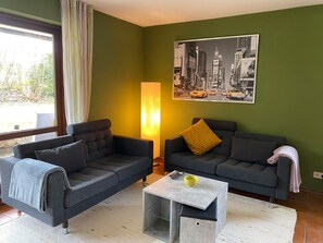 TV - Apartment 'Heinrich' with Private Terrace, Private Garden and Wi-Fi (Schramberg)
