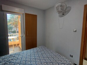 3 bedrooms, iron/ironing board, WiFi, bed sheets - Apartment with Private Access to the Beach (VC)