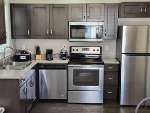 Frigorífico, microondas, horno y placa de cocina