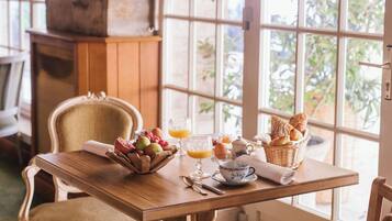 Se ofrece un desayuno continental (20 EUR por persona)