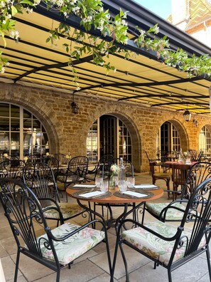 Restaurant - Domaine du Château de Bournel  (Cubry)