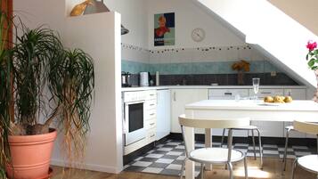 KĂŒhlschrank, Ofen, Herdplatte, GeschirrspĂŒler