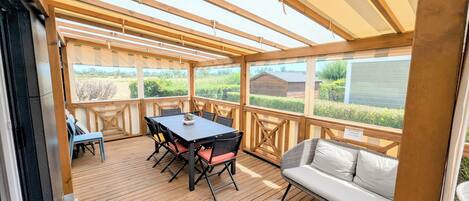 屋外ダイニングエリア