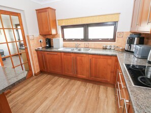 Een vaatwasser, kookgerei, borden en bestek