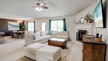 Smart TV, fireplace