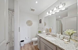 Een haardroger, handdoeken, zeep, toiletpapier