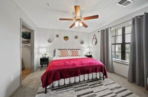 1 slaapkamer, een strijkplank/strijkijzer, wifi, beddengoed