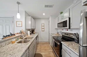 Mikrobølgeovn, ovn, kokeplater og oppvaskmaskin