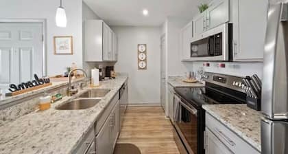 "Convenient UAH Student Haven/ 5 Mins from Campus" Gate 9 3 minutes