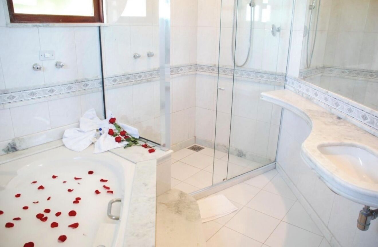 Chalé luxo, 1 quarto, ar-condicionado, vista para o lago | Banheiro | Produtos de toalete grátis, toalhas de banho, sabonete, shampoo