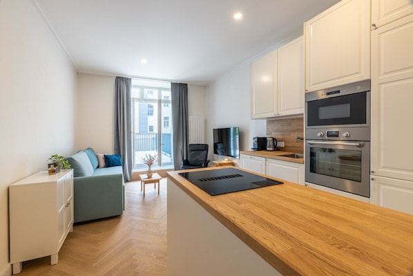 Fridge, microwave, oven, stovetop