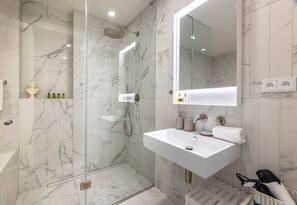 Articles de toilette gratuits, sèche-cheveux, serviettes fournies