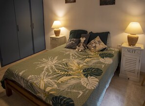 3 habitaciones, tabla de planchar con plancha y ropa de cama 