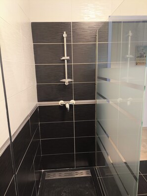 Dusche, Haartrockner, Handtücher