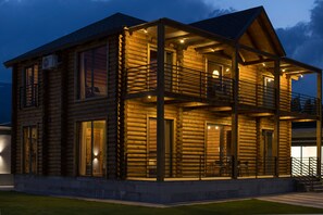 Elite Villa, Lanai, Mountain View | Premium bedding, in-room safe, desk, laptop workspace