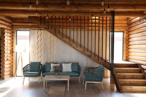 100-Zoll-Smart-TV mit Kabelempfang, Kamin, Bücher