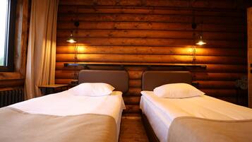 Schreibtisch, laptopgeeigneter Arbeitsplatz, schallisolierte Zimmer