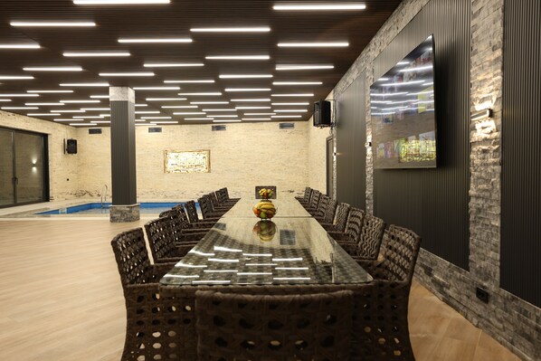 100-inch Smart TV with cable channels, fireplace, books - Homma Village House (Tsaghkashen)