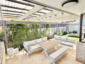 Outdoor dining - Dolce Vista - North Beach Coastal Haven (North Beach)