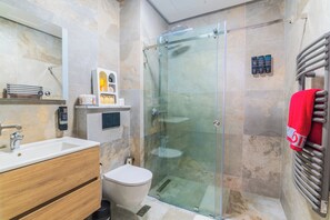 Hårtork, handdukar, tvål och toalettpapper