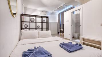 Una scrivania, Wi-Fi gratuito, lenzuola