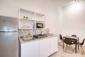 Kühlschrank, Mikrowelle, Wasserkocher mit Kaffee-/Teezubehör