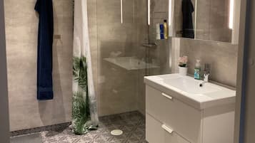 Ducha, secador de pelo, toallas y jabón