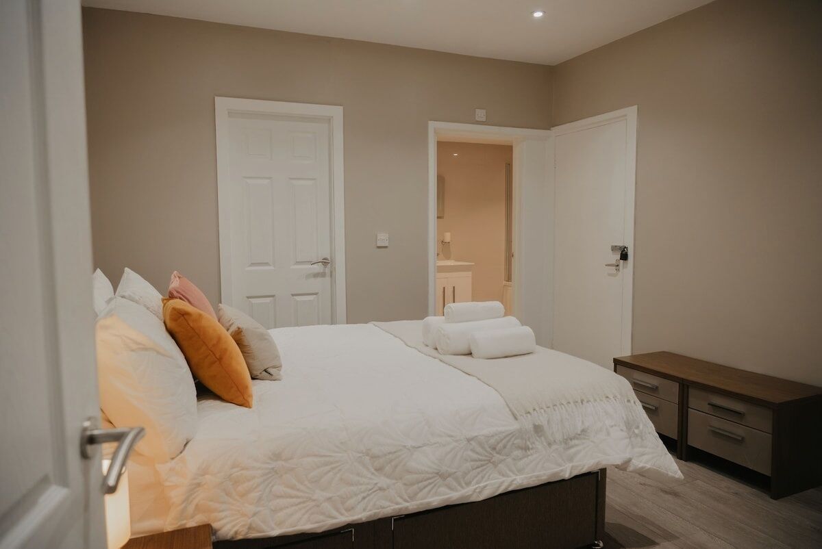 1 bedroom, iron/ironing board, internet, bed sheets