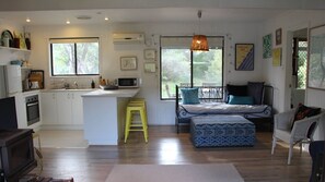 Jääkaappi, mikroaaltouuni, uuni, liesi