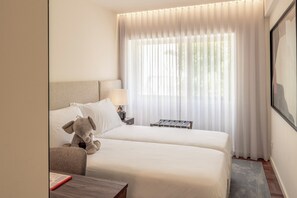 2 Schlafzimmer, Zimmersafe, Schreibtisch, Bügeleisen/Bügelbrett